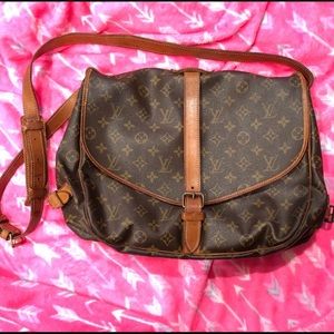 Vintage well loved Louis Vuitton Saumur 35